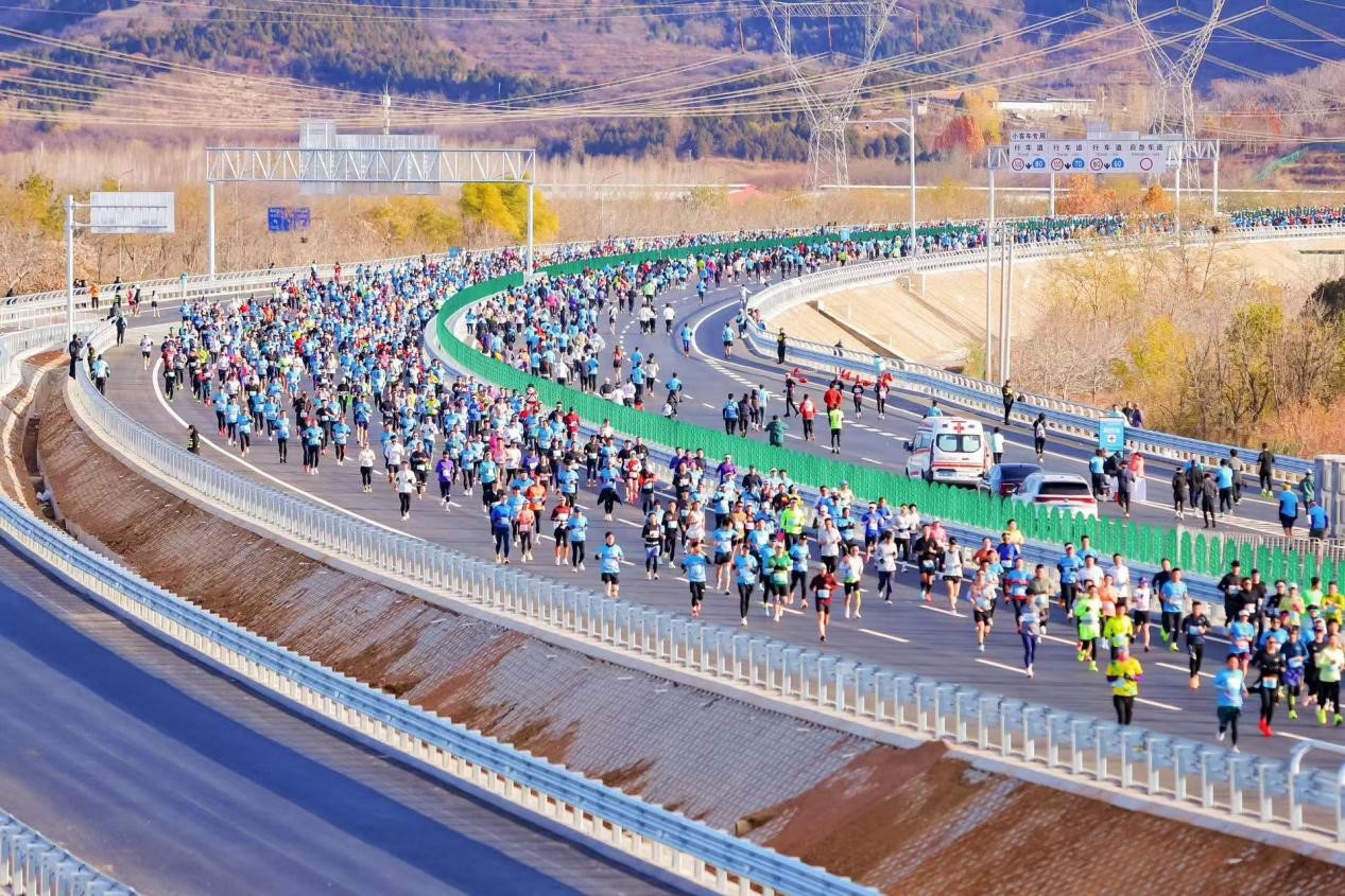 2025平谷半程马拉松完赛:承平高速段成为赛道创