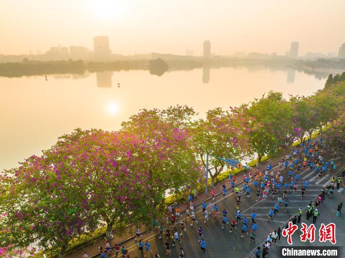 朝天门吹响起跑枪声，2.3万跑友在肇庆马拉松的