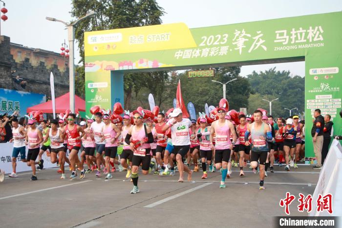 朝天门吹响起跑枪声，2.3万跑友在肇庆马拉松的