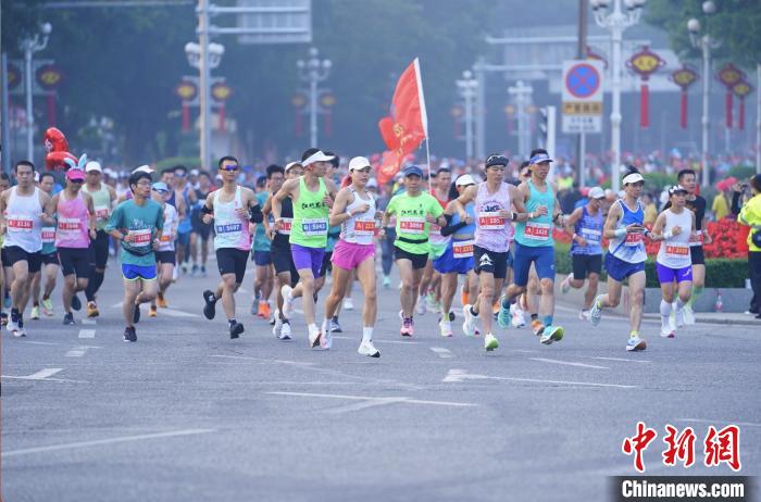 朝天门吹响起跑枪声，2.3万跑友在肇庆马拉松的