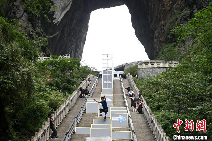 周绵威天门山跑酷赛夺冠，1分35秒破纪录