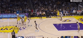 左右开弓的肯纳德加盟湖人，三分神射成关键先