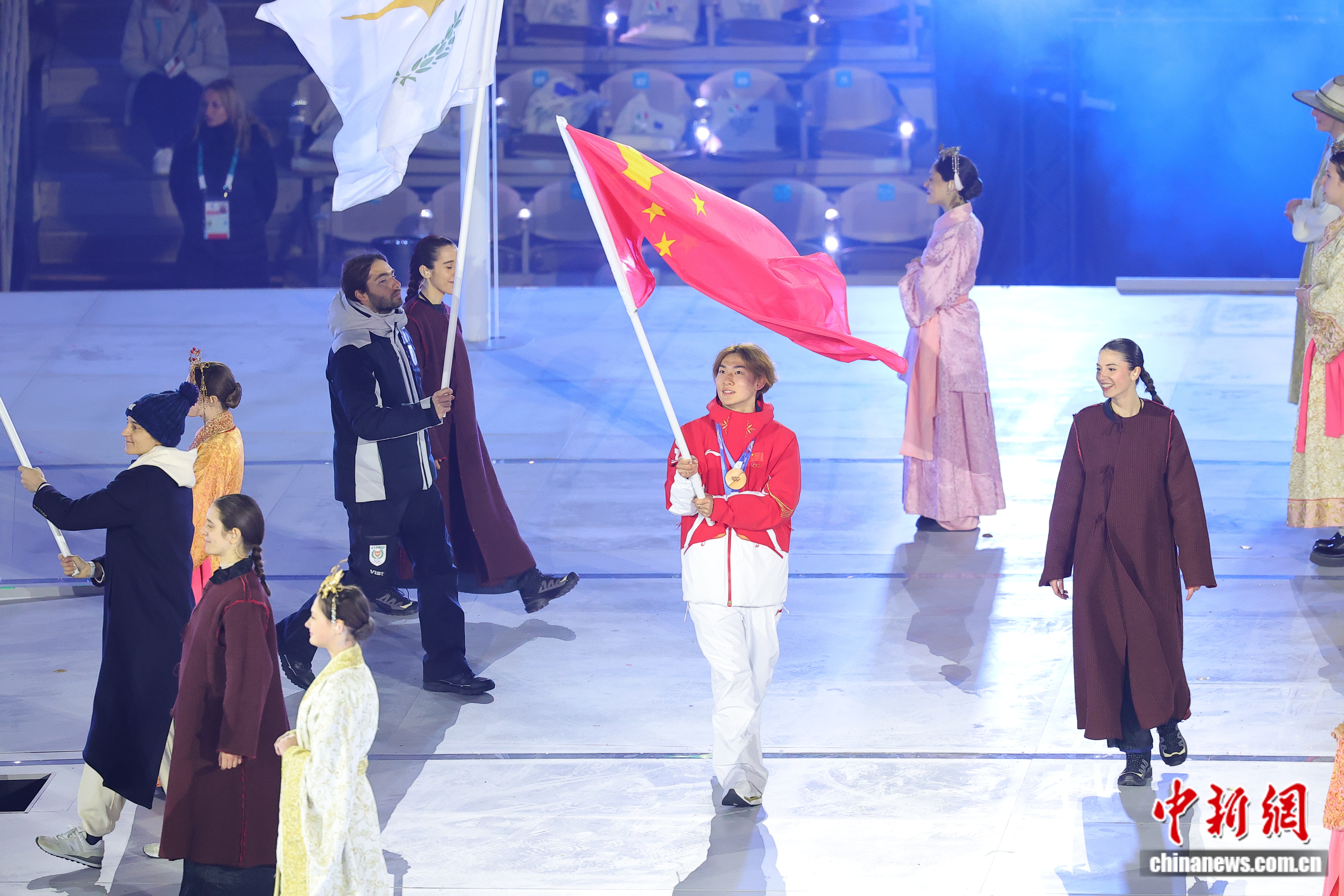 苏翊鸣米兰冬奥会闭幕式挥旗 立体滑行技惊四座