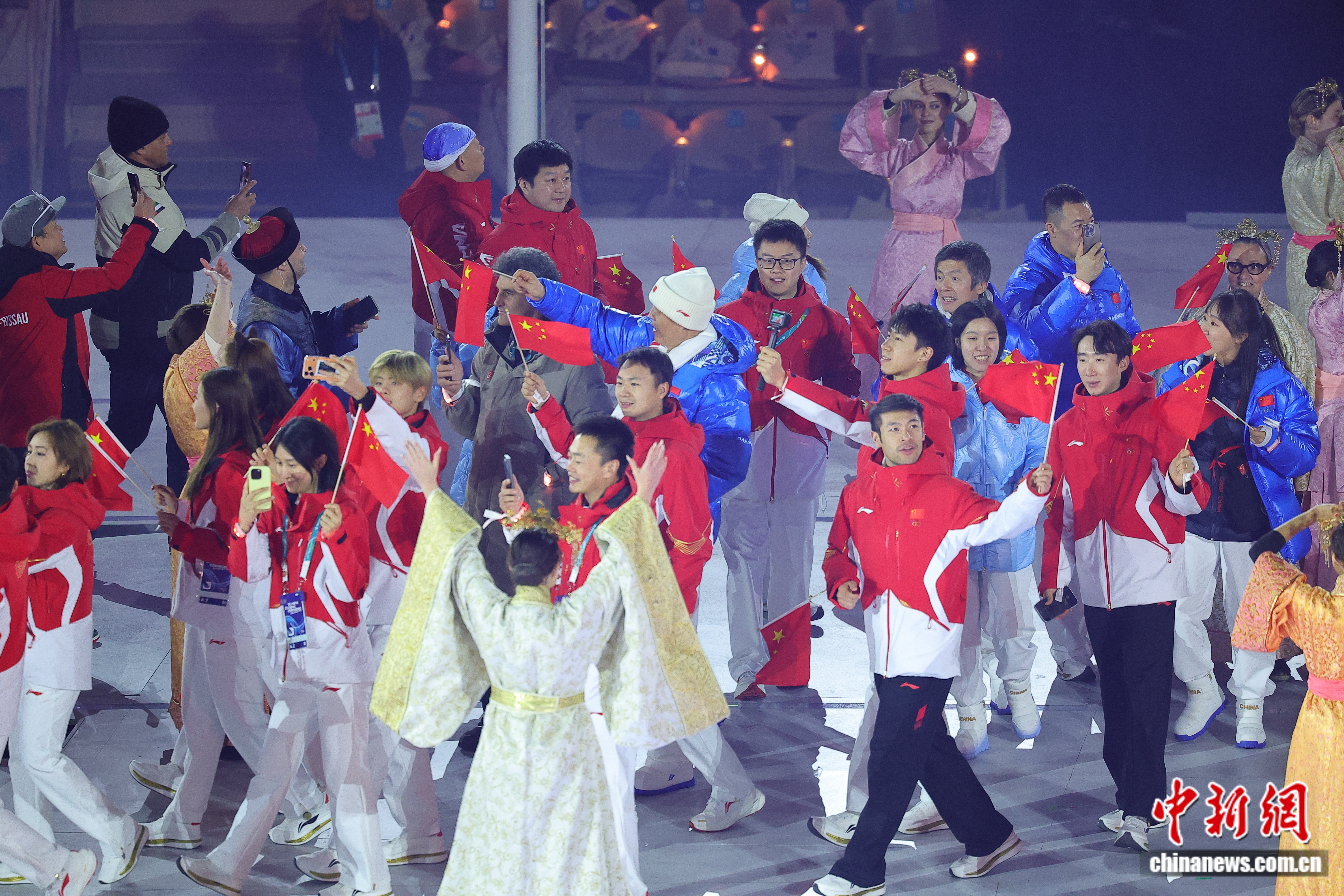 苏翊鸣米兰冬奥会闭幕式挥旗 立体滑行技惊四座